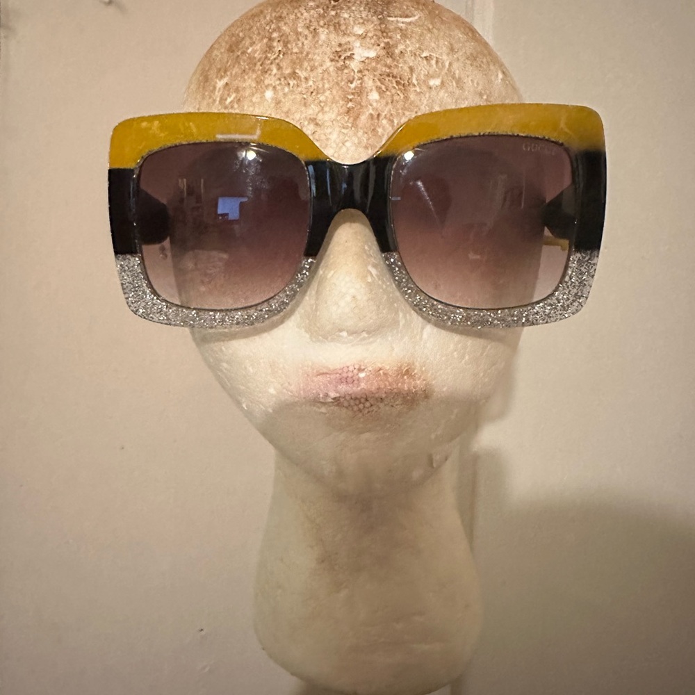 Over size Gucci Sunglasses. gg0083s